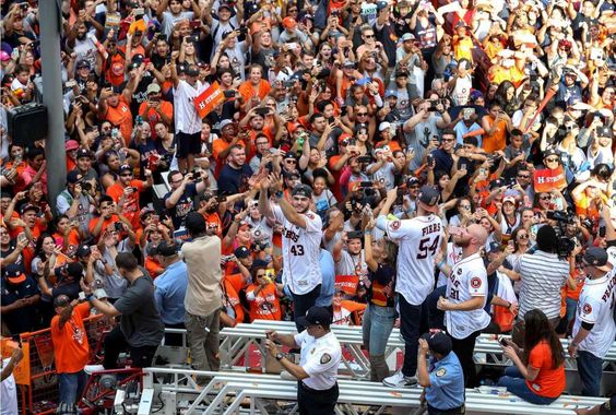 Thousands show up for Astros parade.