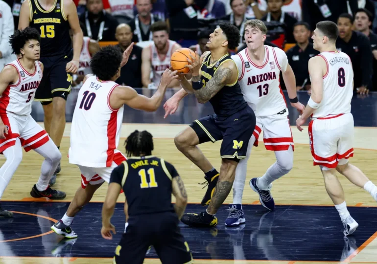 Michigan jumps out quick, dismantles Arizona, 91-73